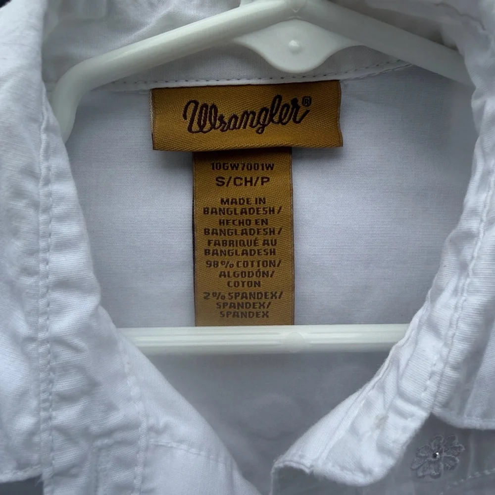 Girls size small 6/7 Wrangler White Button-Up Shirt with Subtle Embroidery